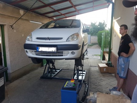 Zdvihnuté auto v pneuservise
